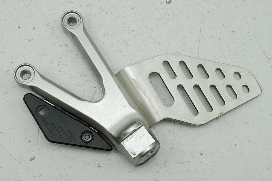 YAMAHA YZF R6 RJ11 RJ15 Footrest Bracket Rider Left Holder Footrest 2C0-2744200