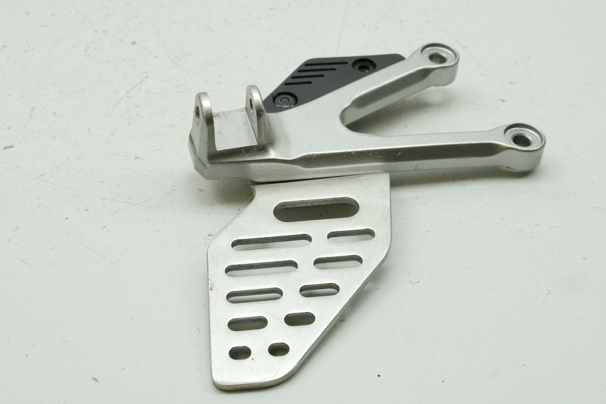 YAMAHA YZF R6 RJ11 RJ15 Footrest Bracket Rider Left Holder Footrest 2C0-2744200