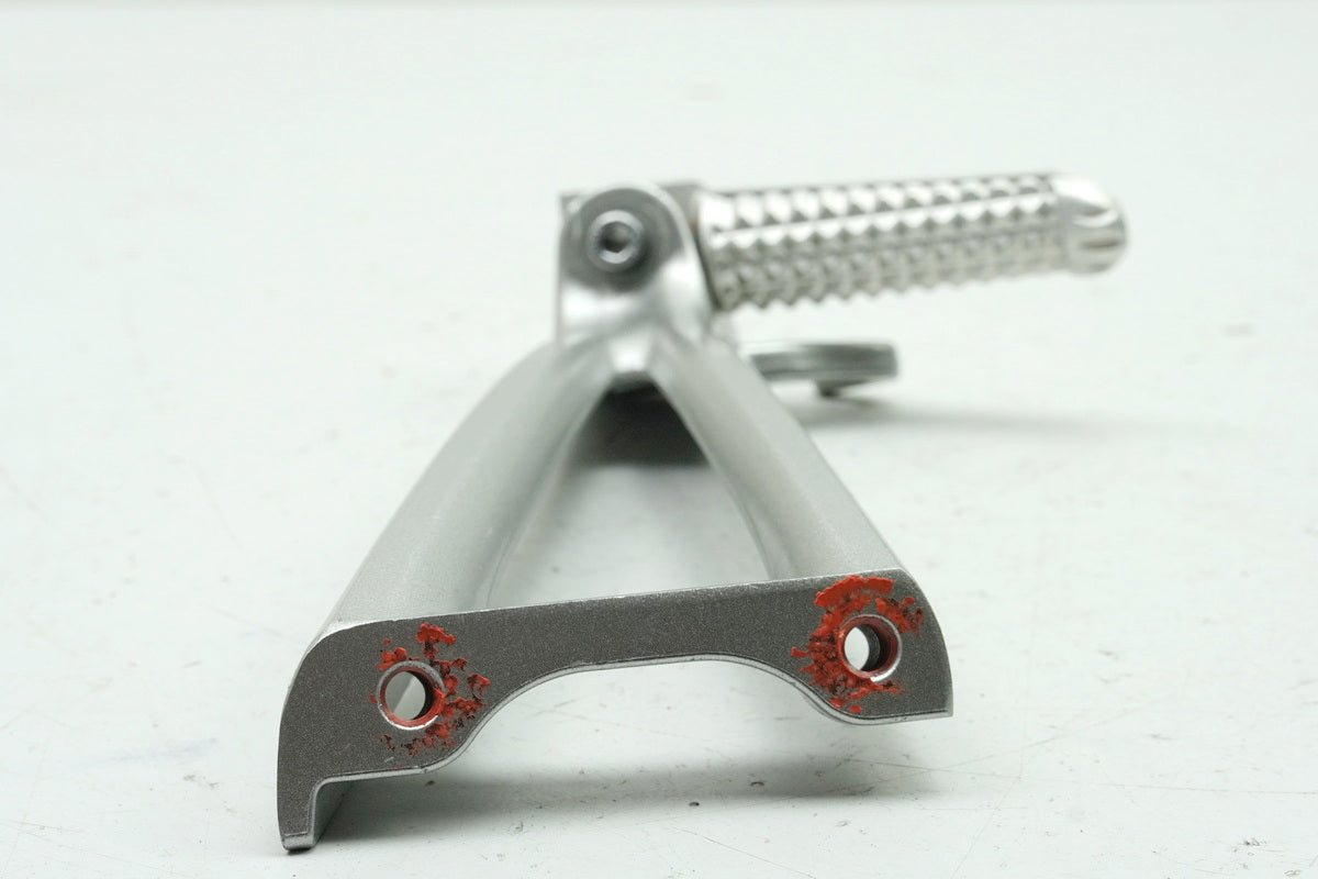 YAMAHA YZF R6 RJ11 RJ15 Passenger Footrest Assembly Right Holder Footrest Plate