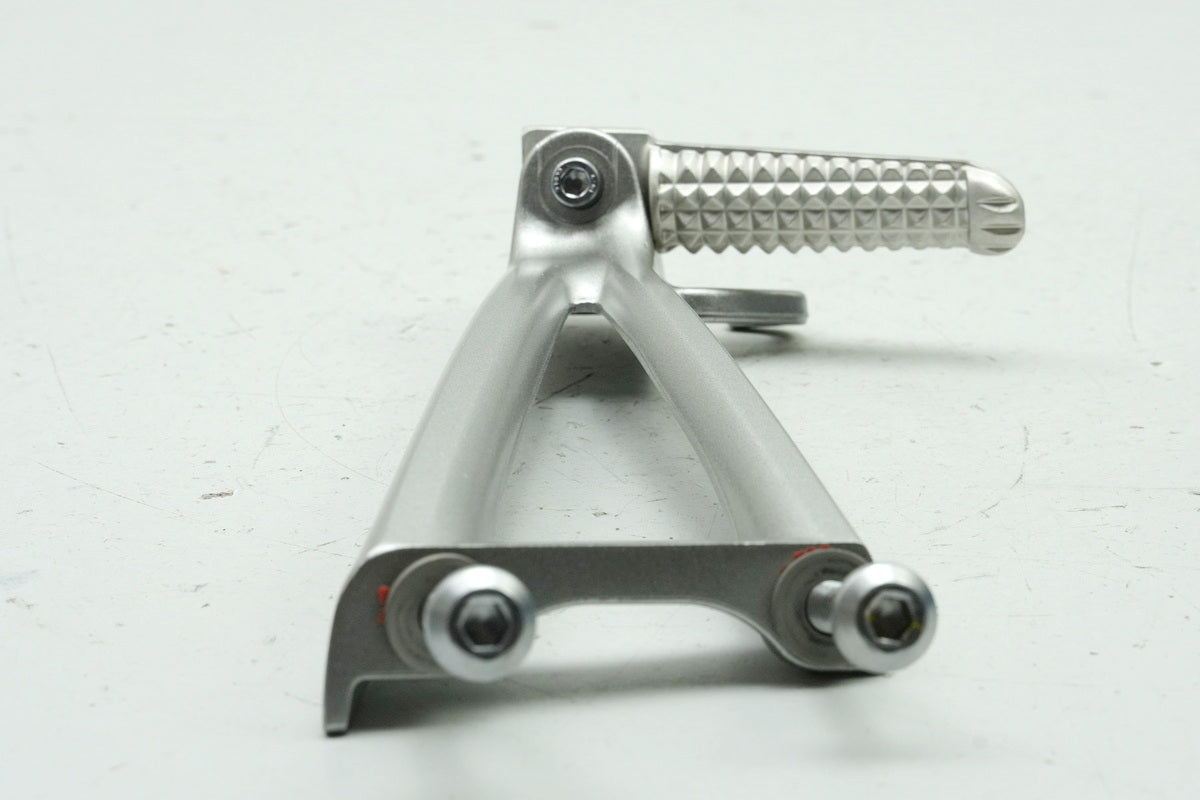 YAMAHA YZF R6 RJ11 RJ15 Passenger Footrest System Right Holder Footrest Plate