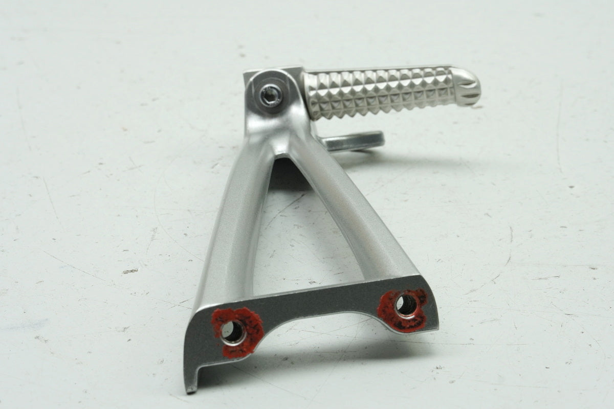 YAMAHA YZF R6 RJ11 RJ15 Footrest System Pillion Right Holder Footrest Plate