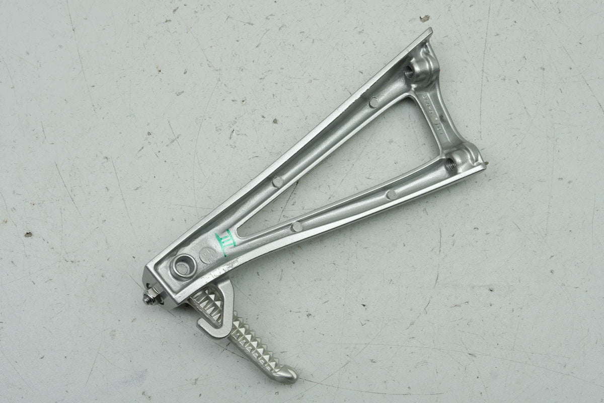 YAMAHA YZF R6 RJ11 RJ15 Footrest System Pillion Right Holder Footrest Plate