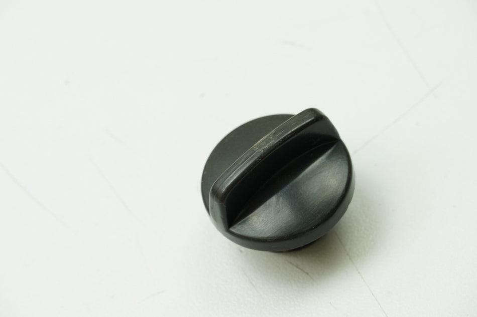 HONDA CBR 1100 XX SC35 Öleinfüllverschluß Deckel Schraube 15611-MB0-000