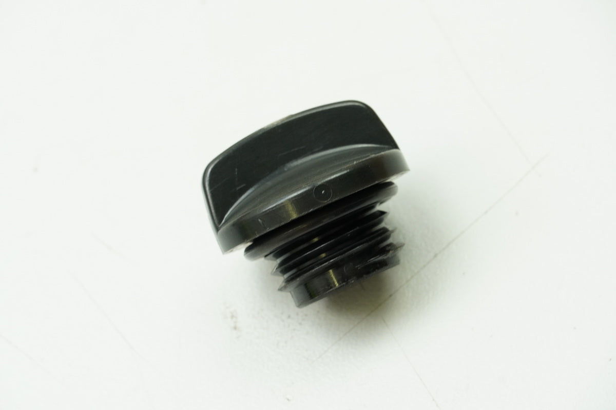 HONDA CBR 1100 XX SC35 Oil Filler Cap Screw 15611-MB0-000