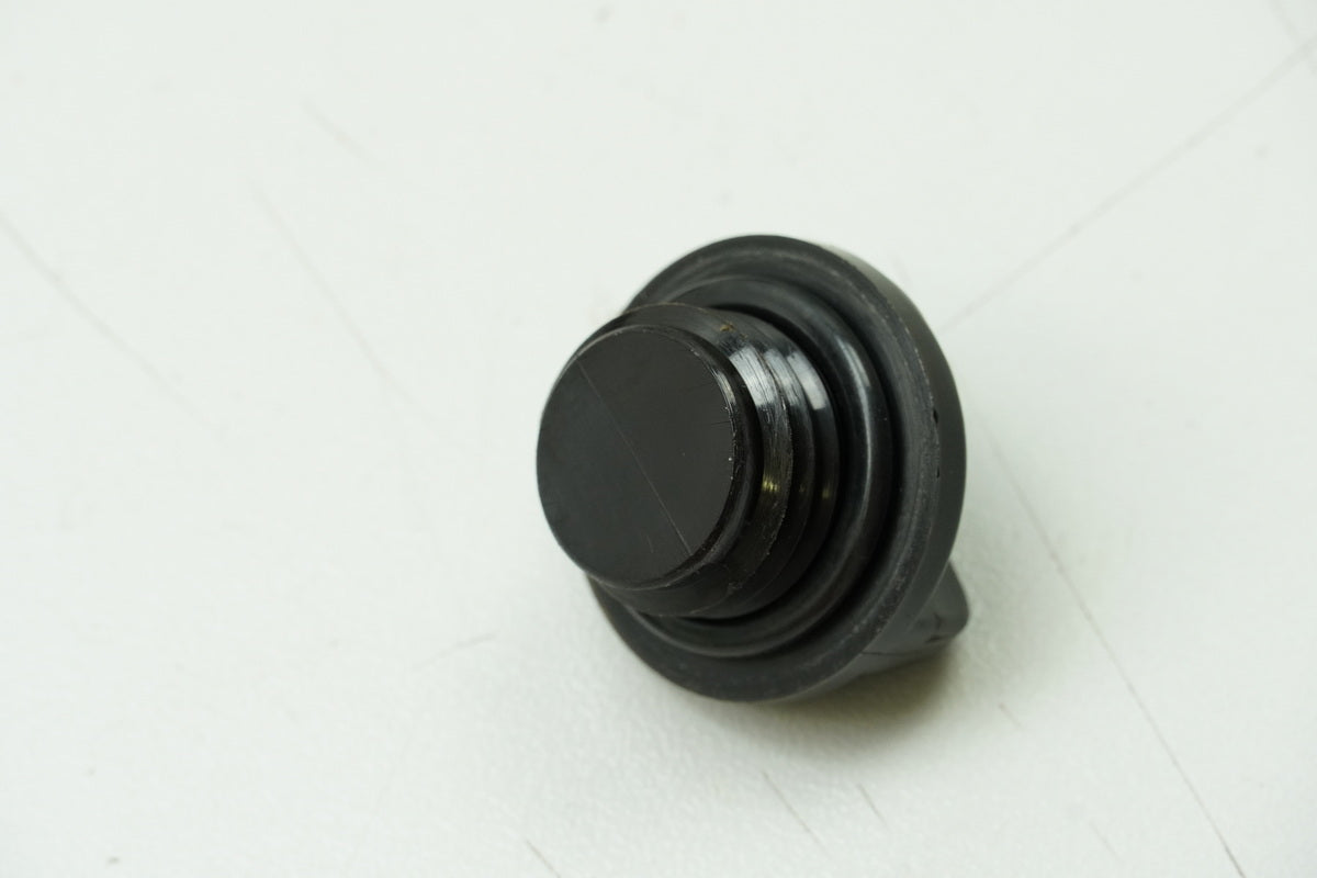 HONDA CBR 1100 XX SC35 Oil Filler Cap Screw 15611-MB0-000