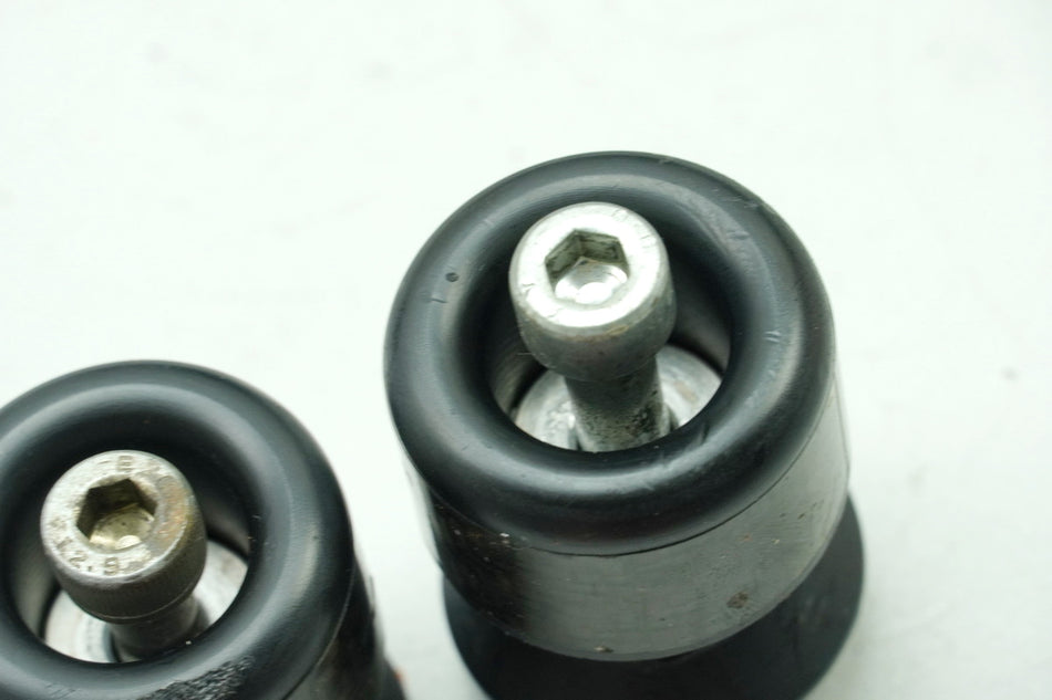SUZUKI GSX-R 750 WVCW K8 K9 L0 600 Sturzpads an Schwinge Crashpads
