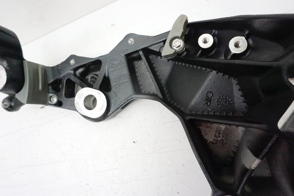 MV AGUSTA BRUTALE 800 DRAGSTER RR B322B Rahmenstrebe links Halter Schwinge Motor