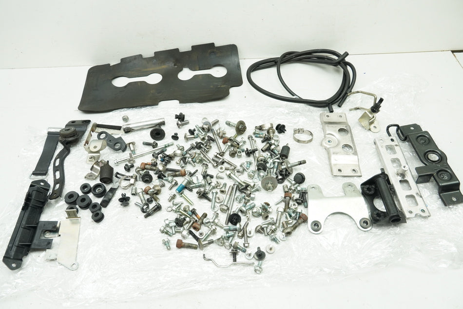 SUZUKI GSX-R 750 WVCW K8 K9 L0 600 Schrauben Kleinteile Halter (für Rahmen)