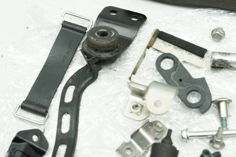 SUZUKI GSX-R 750 WVCW K8 K9 L0 600 Schrauben Kleinteile Halter (für Rahmen)