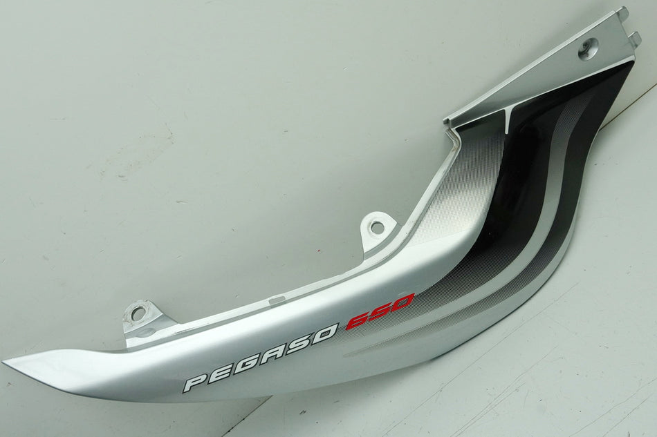 Aprilia Pegaso 650 Strada Carenado trasero derecho Tapa Cubierta Lateral
