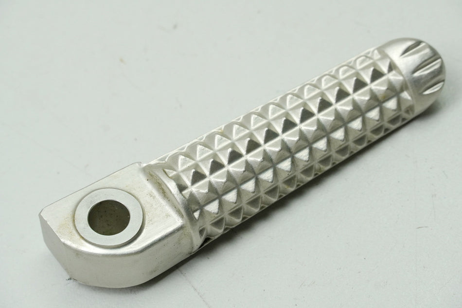 YAMAHA YZF R1 RN22 Estribera pasajero derecha (para placa de estribera del sistema de estriberas)