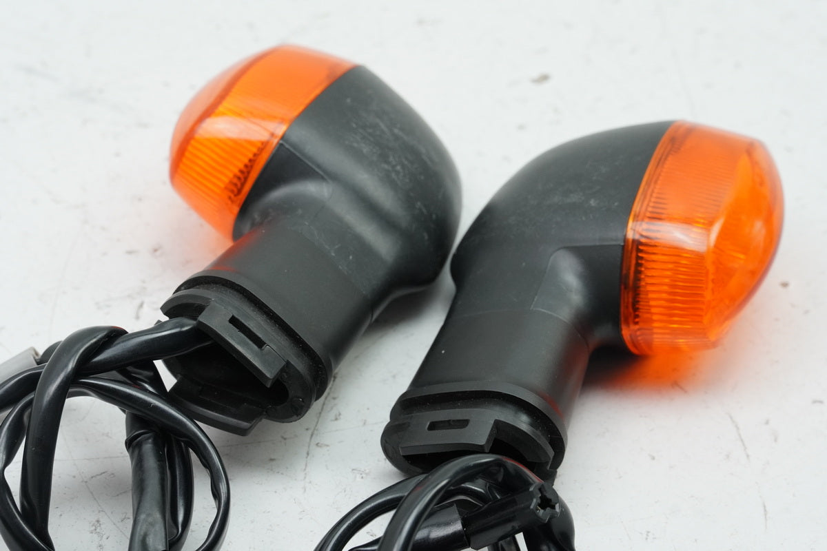 YAMAHA YZF R6 RJ11 Turn Signals Left and Right Rear Original Pair 2C0-83330-00-00