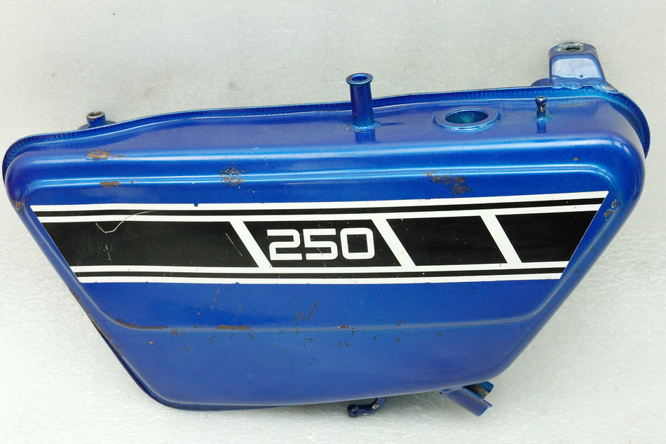 YAMAHA RD 250 1A2 Depósito de aceite Tapa de la cubierta lateral (para motor)