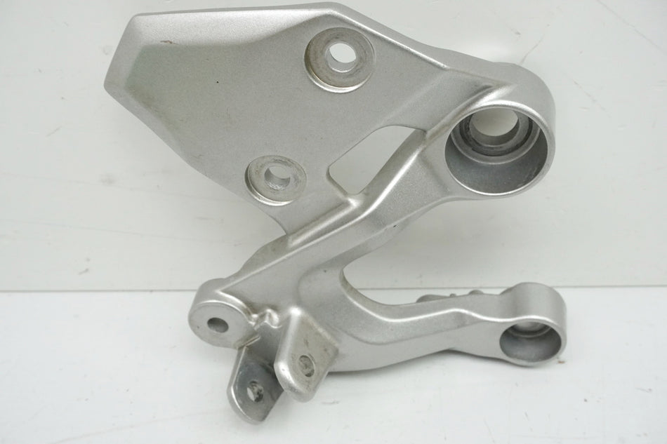 YAMAHA XSR 900 RN43 Soporte de estribera delantera derecha Soporte de estribera Reposapiés