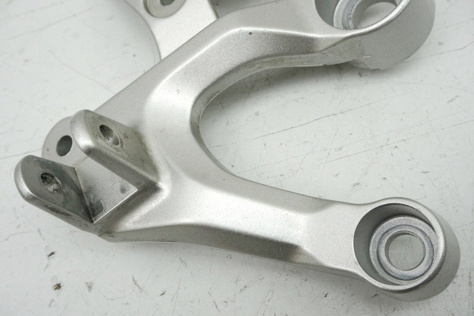 YAMAHA XSR 900 RN43 Soporte de estribera delantera derecha Soporte de estribera Reposapiés