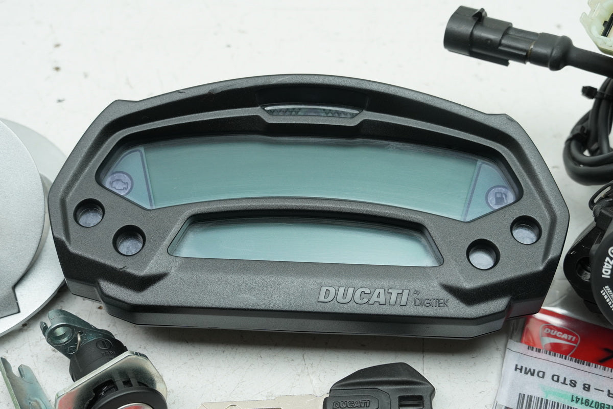 DUCATI MONSTER 696 ABS M5 Schloßsatz Tacho Zündschloß Dashboard Cockpit 1626km