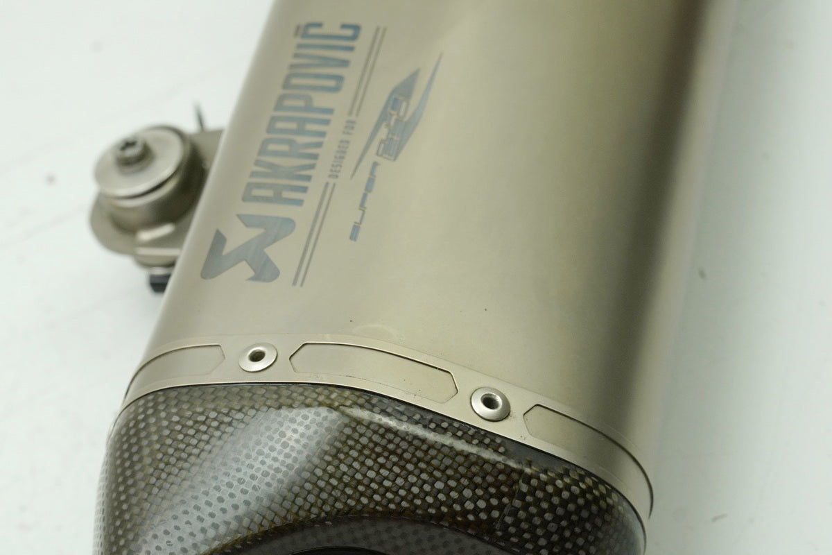 KTM 1290 SUPERDUKE R Akrapovic Escape Silenciador Terminal Titanio