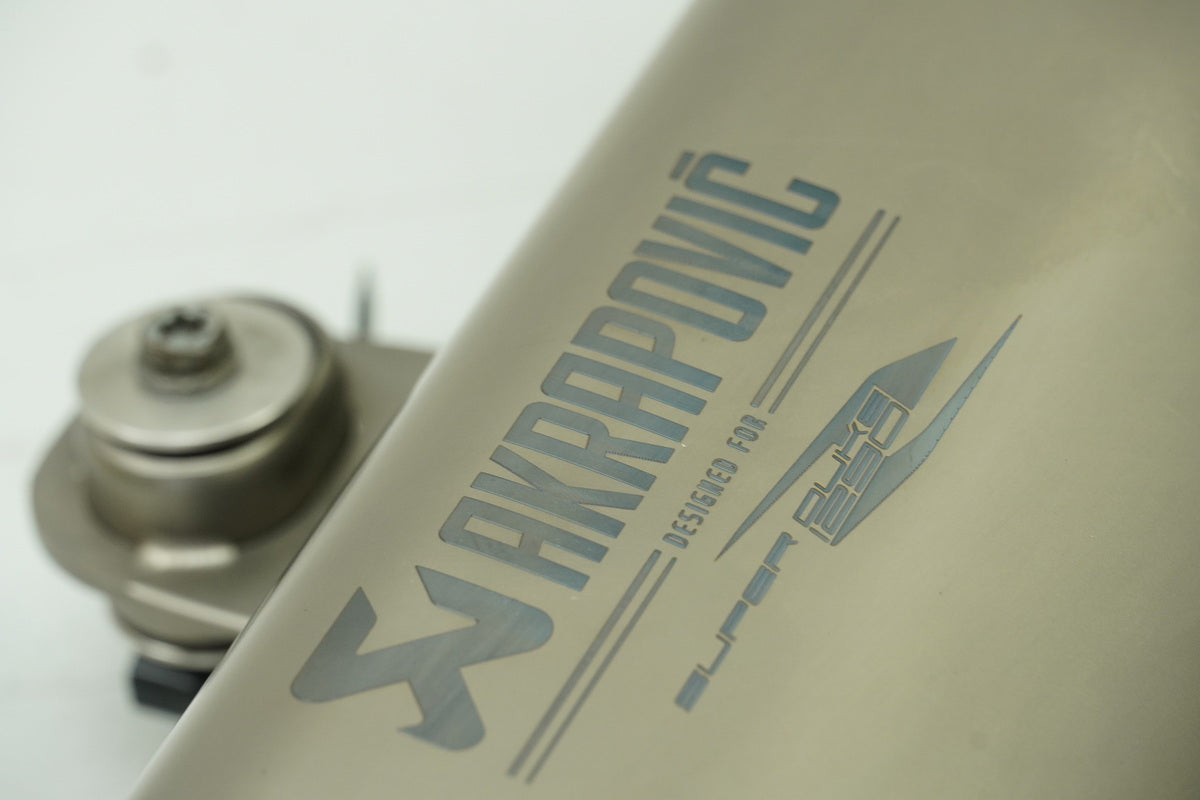 KTM 1290 SUPERDUKE R Akrapovic Escape Silenciador Terminal Titanio
