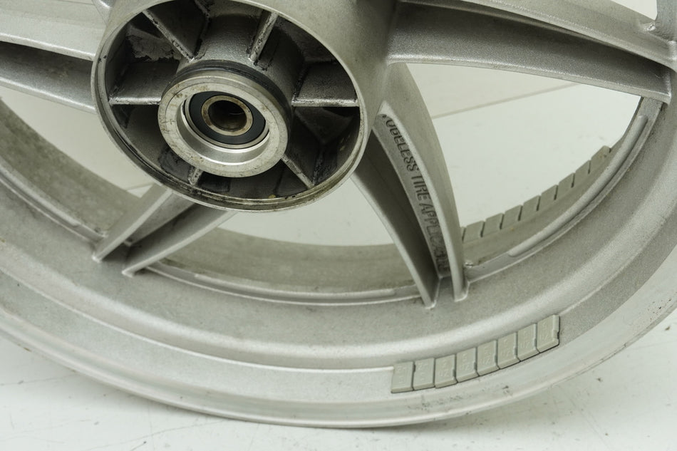 HYOSUNG GT 650 R N S - Llanta trasera J 17 x MT 4.50 sin accidentes plata