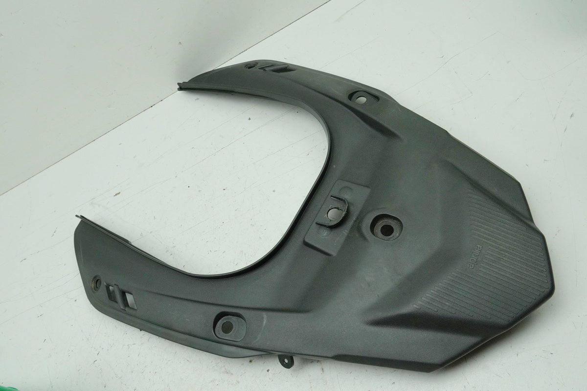 Aprilia Pegaso 650 Strada Verkleidung Heck mitte Abdeckung Cover Blende Deckel