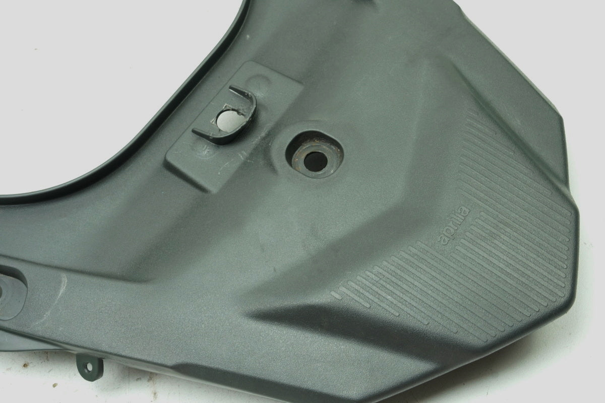 Aprilia Pegaso 650 Strada Verkleidung Heck mitte Abdeckung Cover Blende Deckel