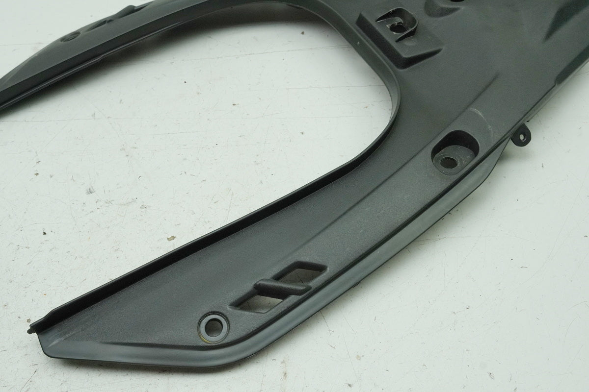 Aprilia Pegaso 650 Strada Verkleidung Heck mitte Abdeckung Cover Blende Deckel