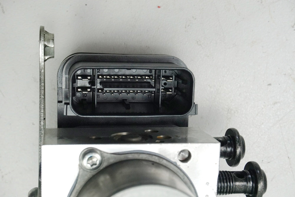YAMAHA XSR 900 RN43 ABS Pump Pressure Modulator Control Unit