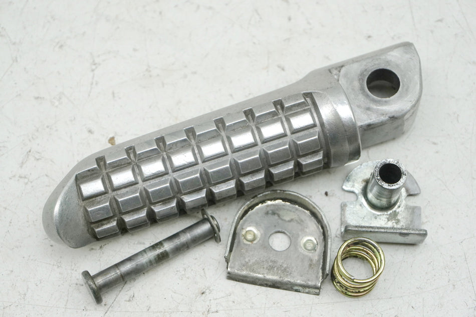 KAWASAKI GPZ 1100 ZXT10E Estribera reposapiés pasajero izquierda