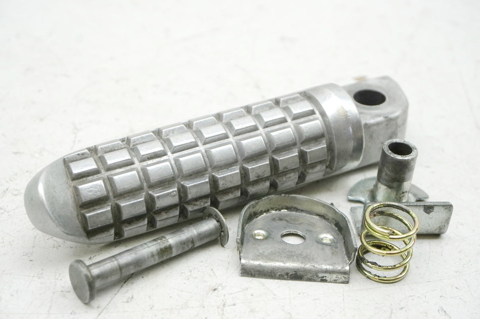 KAWASAKI GPZ 1100 ZXT10E Estribera reposapiés pasajero izquierda