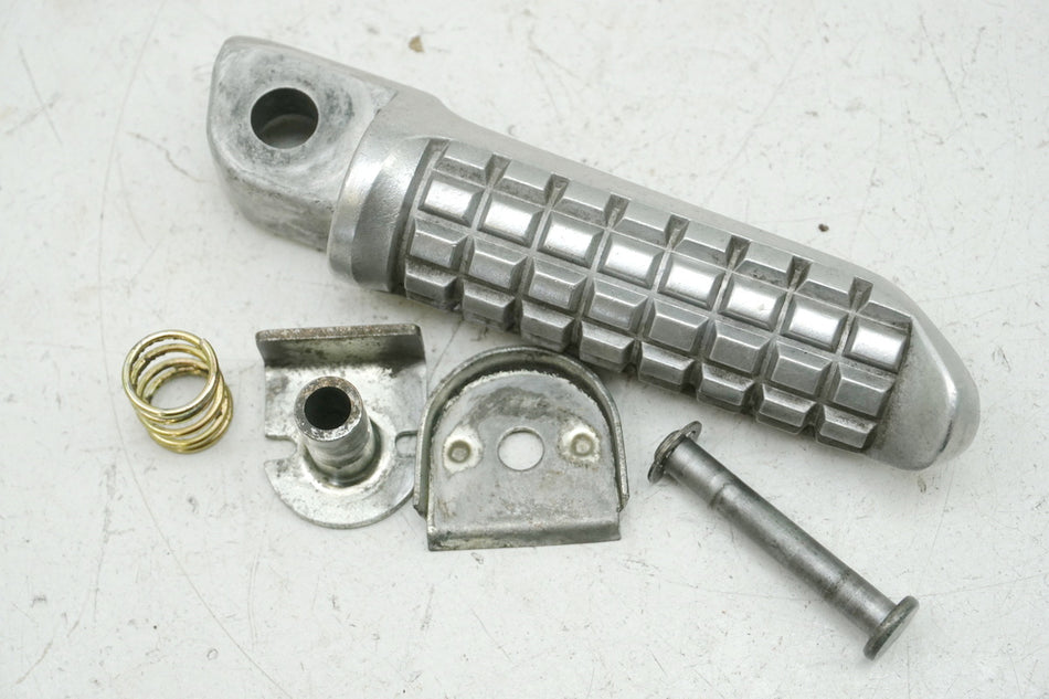 KAWASAKI GPZ 1100 ZXT10E Estribera reposapiés del pasajero derecha