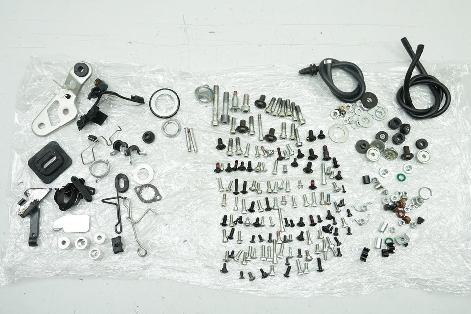 DUCATI MONSTER 696 ABS M5 Schrauben Kleinteile Muttern Halter (für Rahmen)