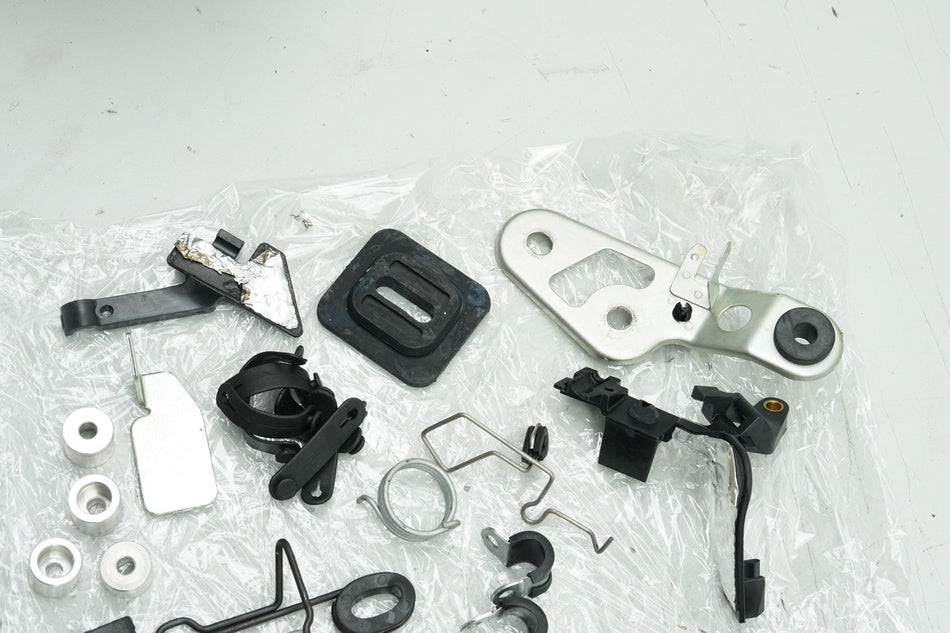 DUCATI MONSTER 696 ABS M5 Schrauben Kleinteile Muttern Halter (für Rahmen)