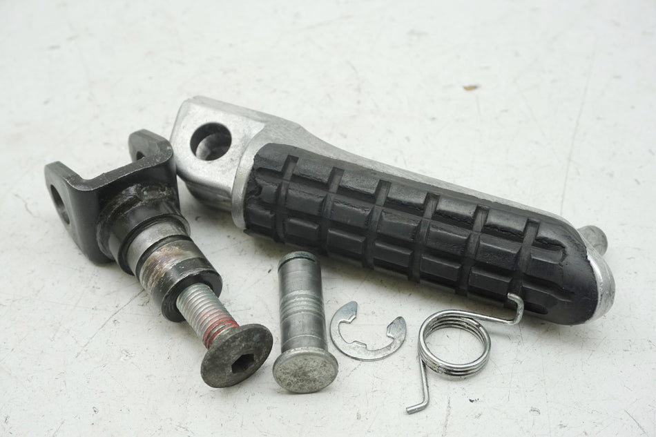 KAWASAKI GPZ 1100 ZXT10E Estribera derecha delantera con soporte articulado