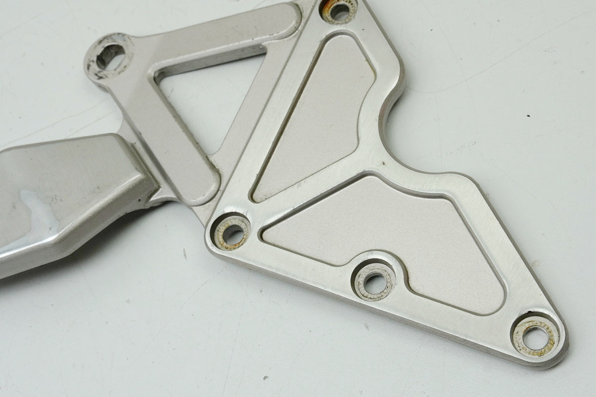 SUZUKI GSF 400 GK75B Bandit Fußrastenträger Fahrer links Halter Fußraste