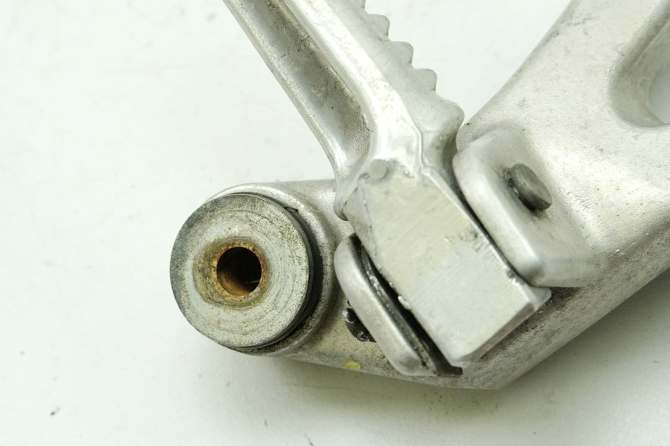 Honda CBR 900 SC28 Fußrastenanlage Sozius rechts Halter Fußraste Platte 92-95