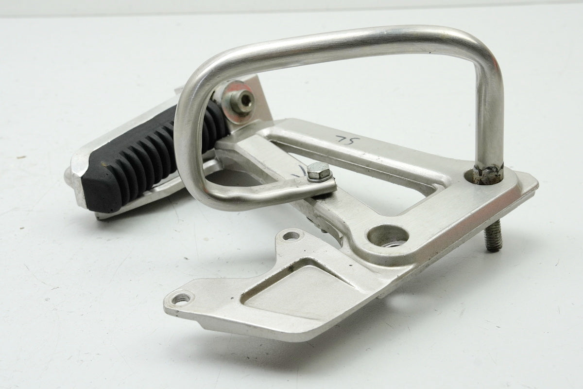 SUZUKI GSF 400 GK75B Bandit Estriberas reposapiés izquierdo del pasajero, soporte para estribera, placa