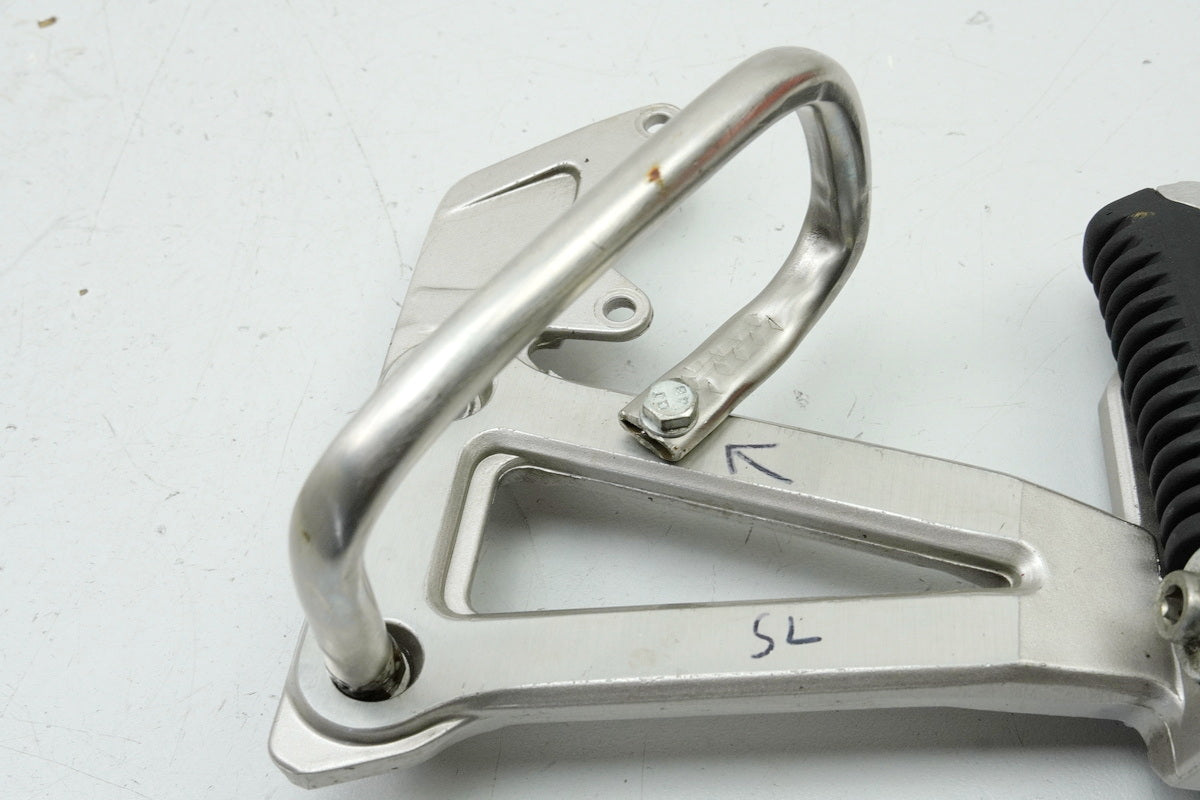 SUZUKI GSF 400 GK75B Bandit Estriberas reposapiés izquierdo del pasajero, soporte para estribera, placa