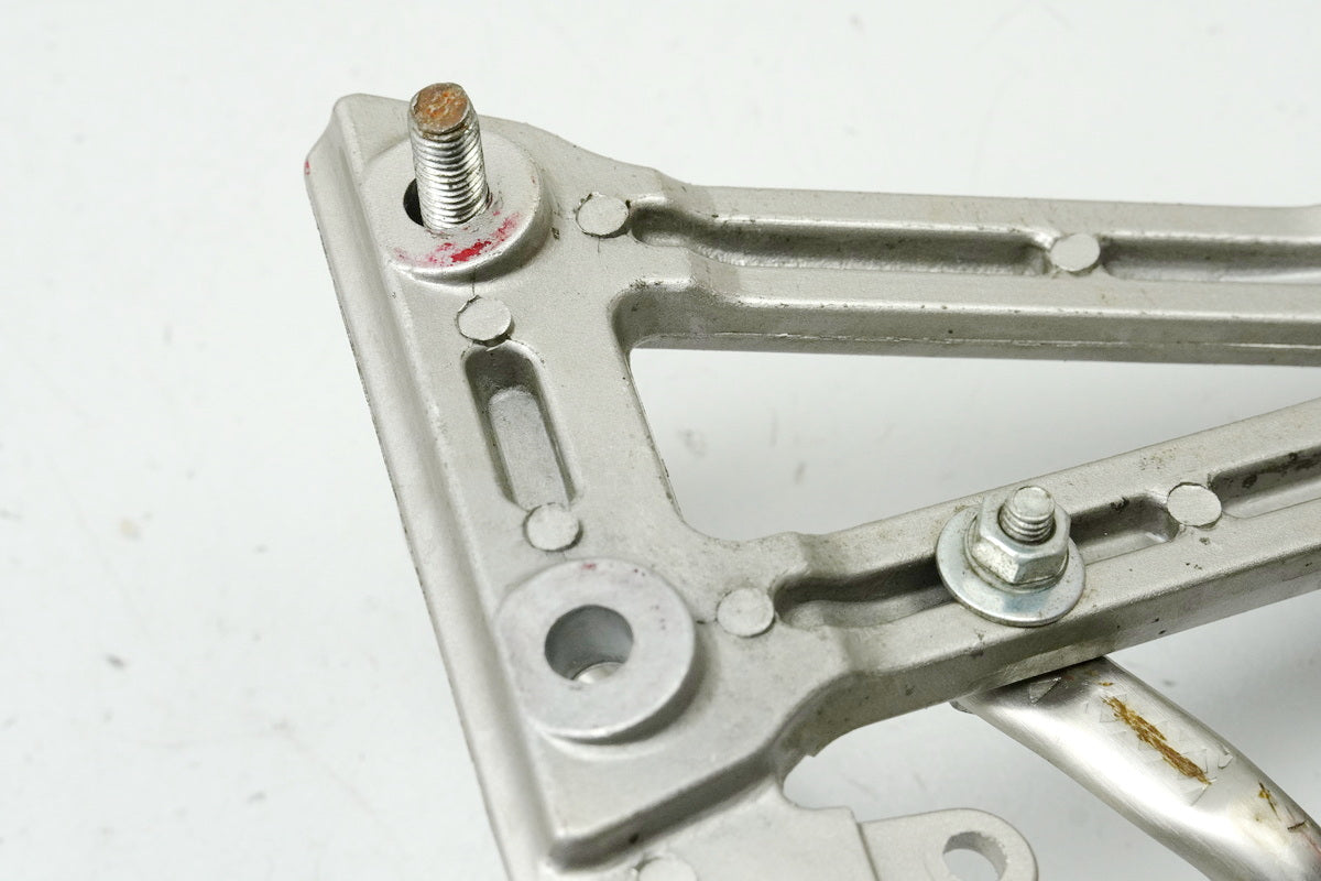 SUZUKI GSF 400 GK75B Bandit Estriberas reposapiés izquierdo del pasajero, soporte para estribera, placa