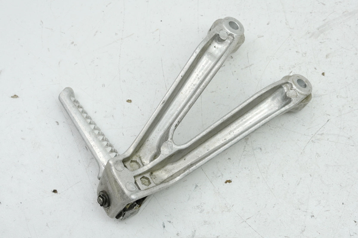 Honda CBR 900 SC28 Fußrastenanlage Sozius links Halter Fußraste Platte 92-95