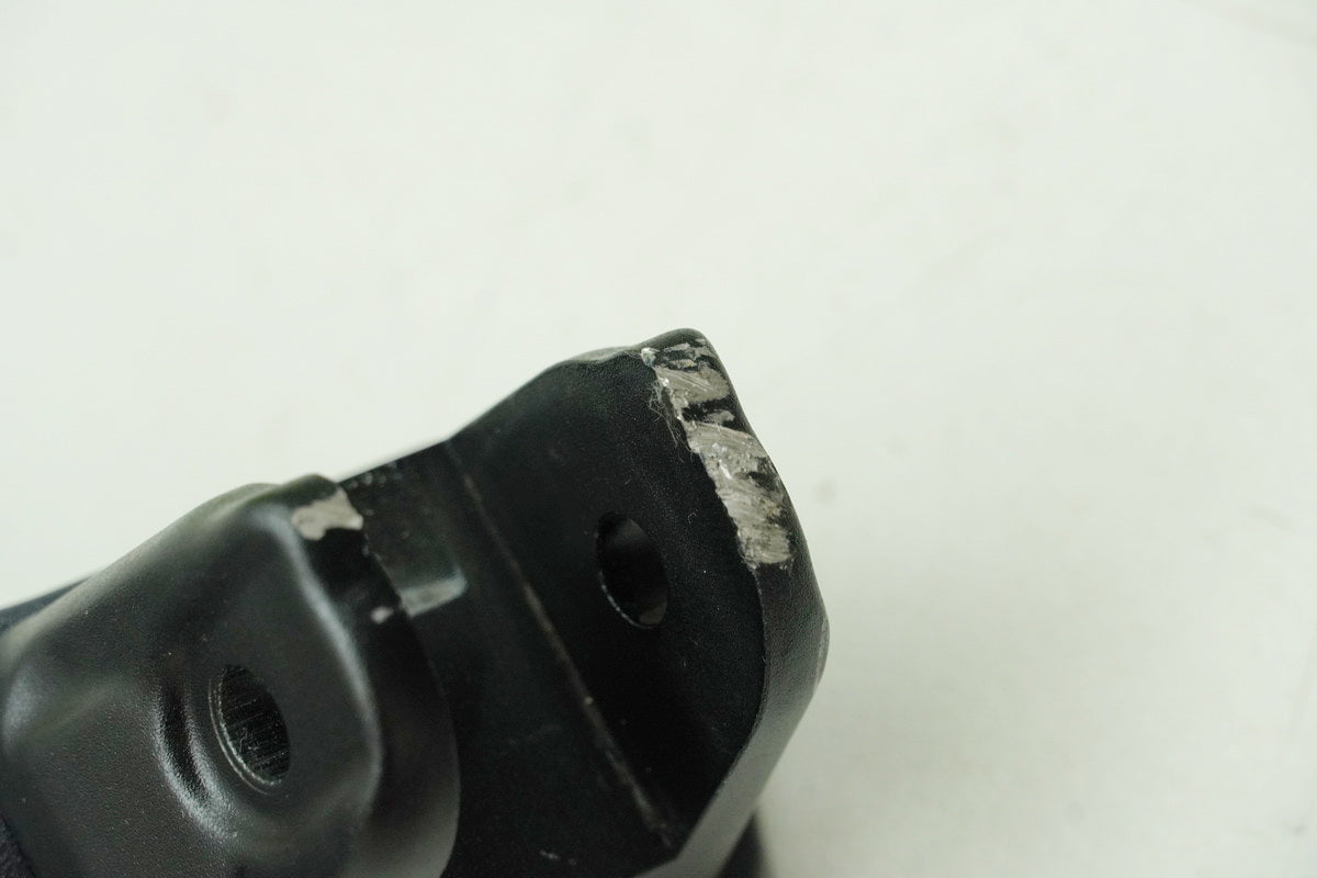 KTM 1290 SUPERDUKE Soporte estribera pasajero izquierda Soporte estribera Reposapiés