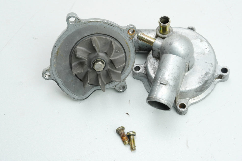 SUZUKI GSX-R 750 WVBD 600 K1 K2 K3 Bomba de agua Tapa de motor Water Pump 1740035F11