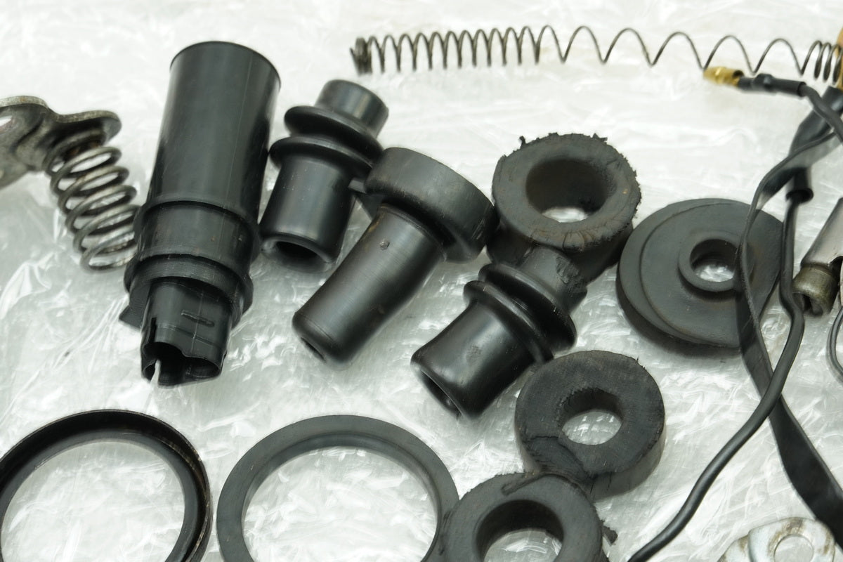 YAMAHA RD 250 1A2 Screws Nuts Small Parts (for Frame Fairing)