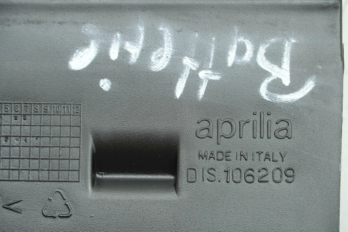 Aprilia Pegaso 650 Strada Abdeckung Batterie Deckel Cover Blende Verkleidung