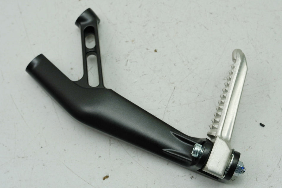 Yamaha YZF R1 RN32 RN49 RN65 R6 RJ27 Fußrastenanlage Sozius li. Halter Fußraste