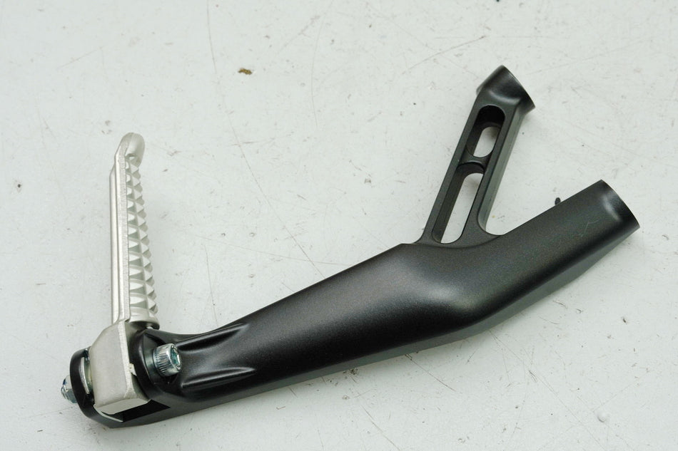Yamaha YZF R1 RN32 RN49 RN65 R6 RJ27 Fußrastenanlage Sozius re. Halter Fußraste