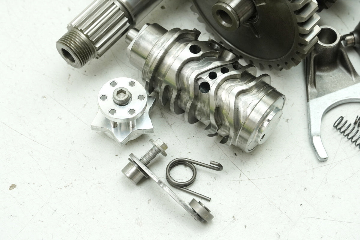 KTM 1290 SUPERDUKE Caja de cambios Eje de transmisión Eje de salida Tambor selector Horquillas selectoras