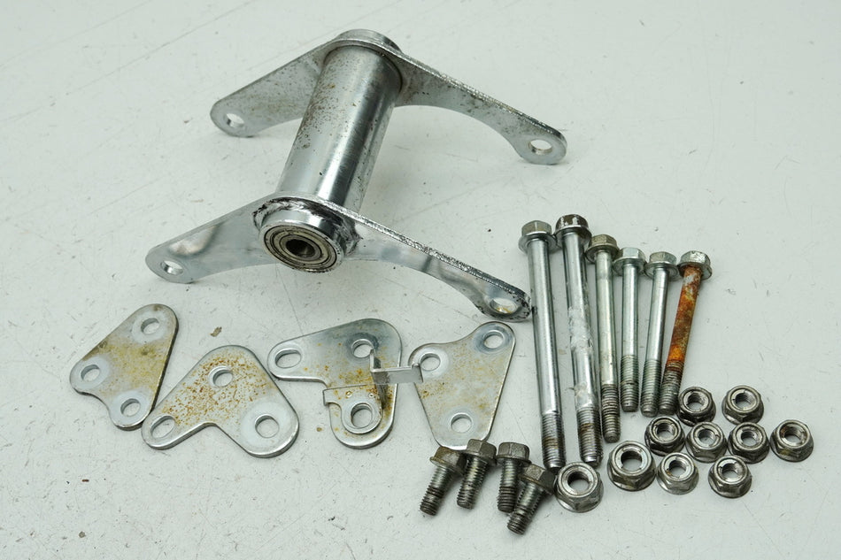 KYMCO ZING 125 RFBRF25AA Halterung Motor Achse Schrauben Motorhalter NUR 8785km