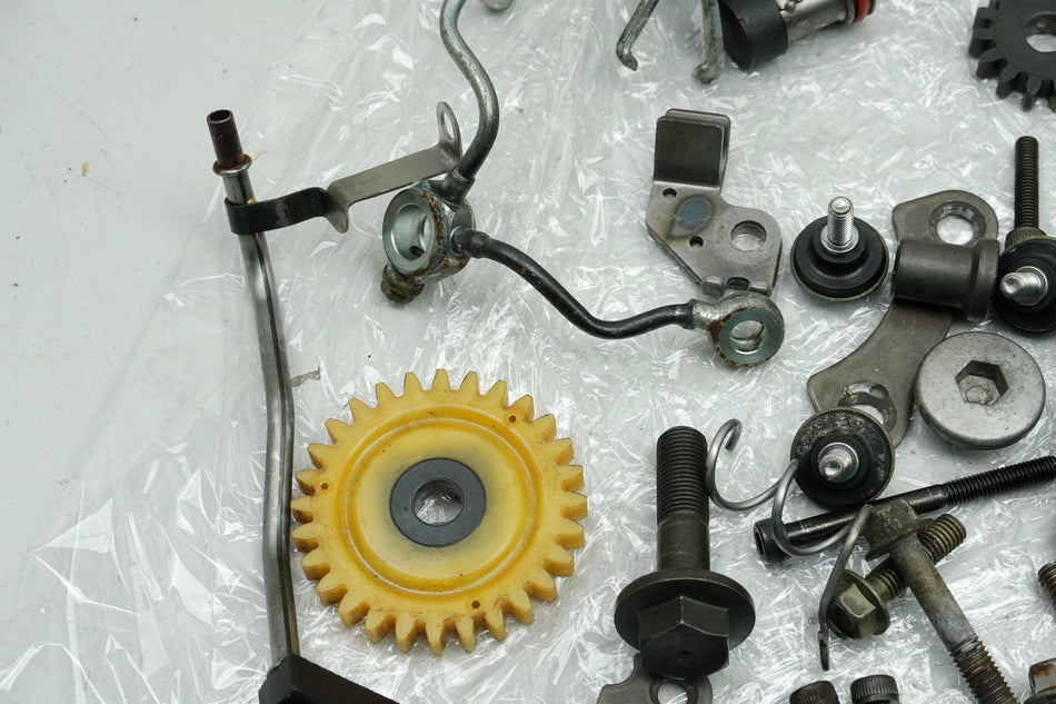 YAMAHA VMX-12 VMAX 1200 2WE Bolts Small Parts Nuts Studs (for engine)