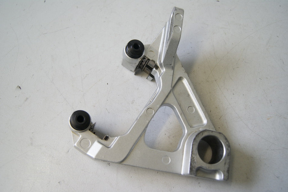 YAMAHA R6 RJ03 Placa de anclaje de la pinza de freno trasera Soporte Placa de anclaje de freno