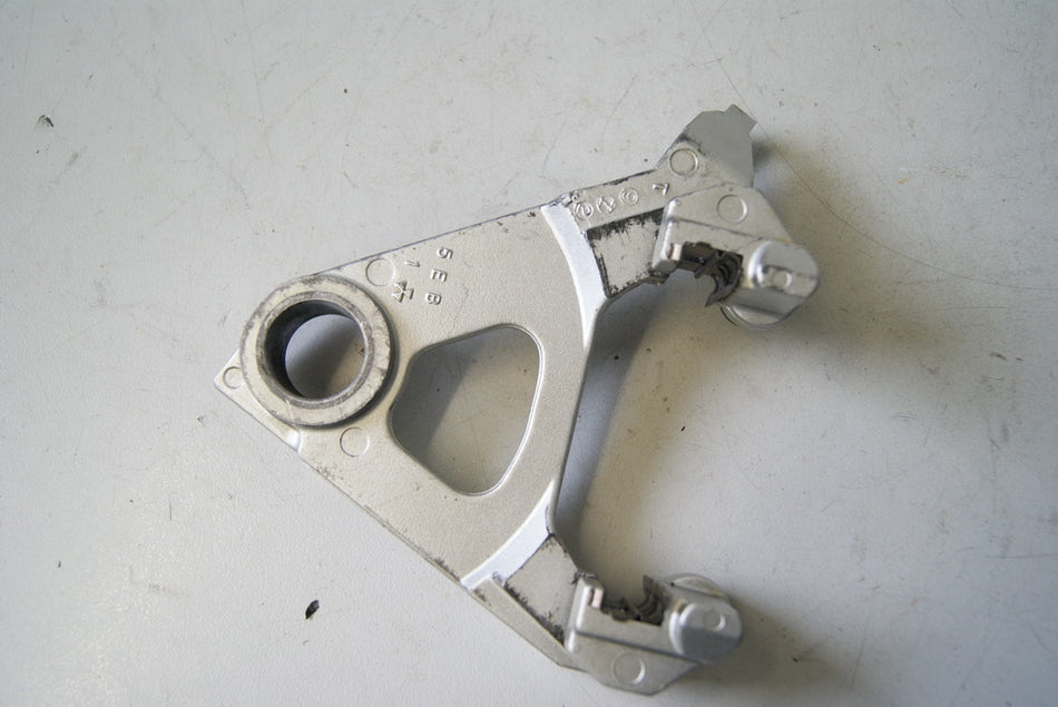 YAMAHA R6 RJ03 Placa de anclaje de la pinza de freno trasera Soporte Placa de anclaje de freno